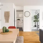 Contemporary City Centre Apartment With Parking