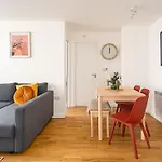 Contemporary City Centre Apartment With Parking