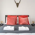 Contemporary City Centre Apartment With Parking