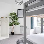 Contemporary City Centre Apartment With Parking